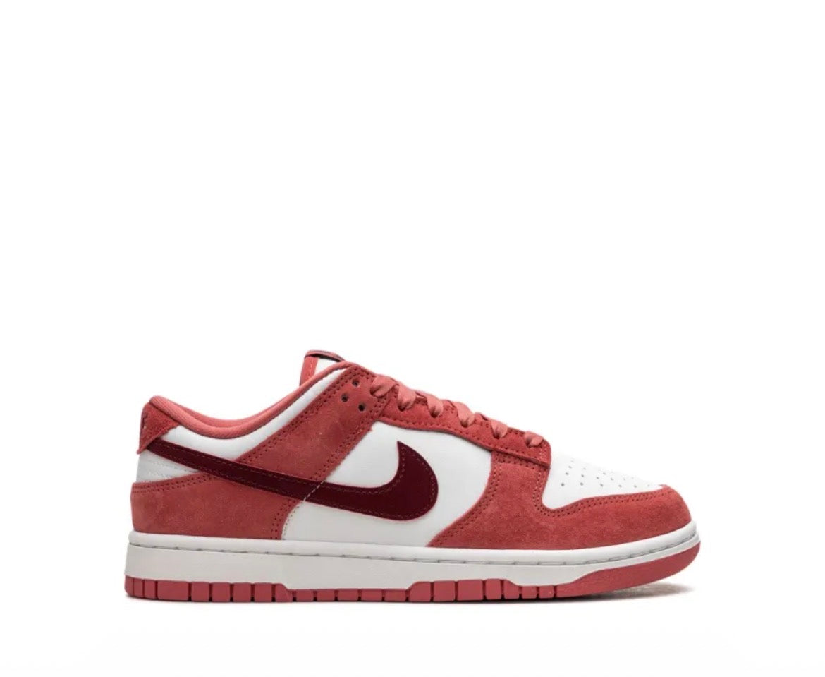 Nike Dunk Low "Valentine's Day"