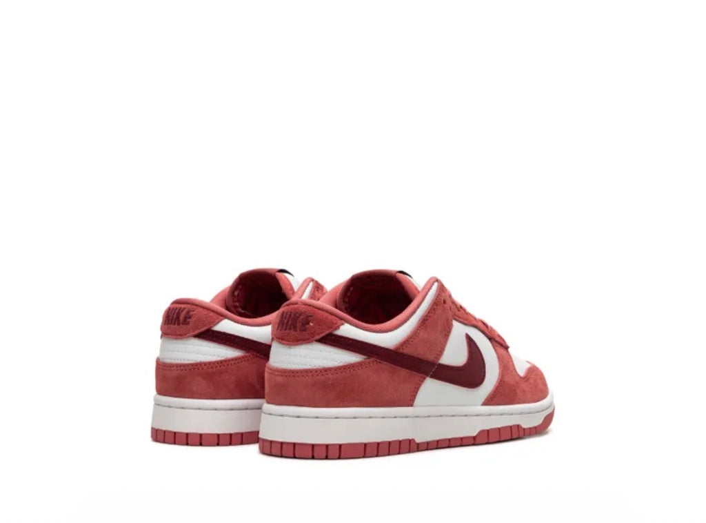 Nike Dunk Low "Valentine's Day"